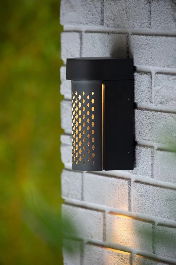 Lucide KIRAN - Wall light Outdoor - LED - 1x10W 2700K - IP65 - Black - ambiance 1